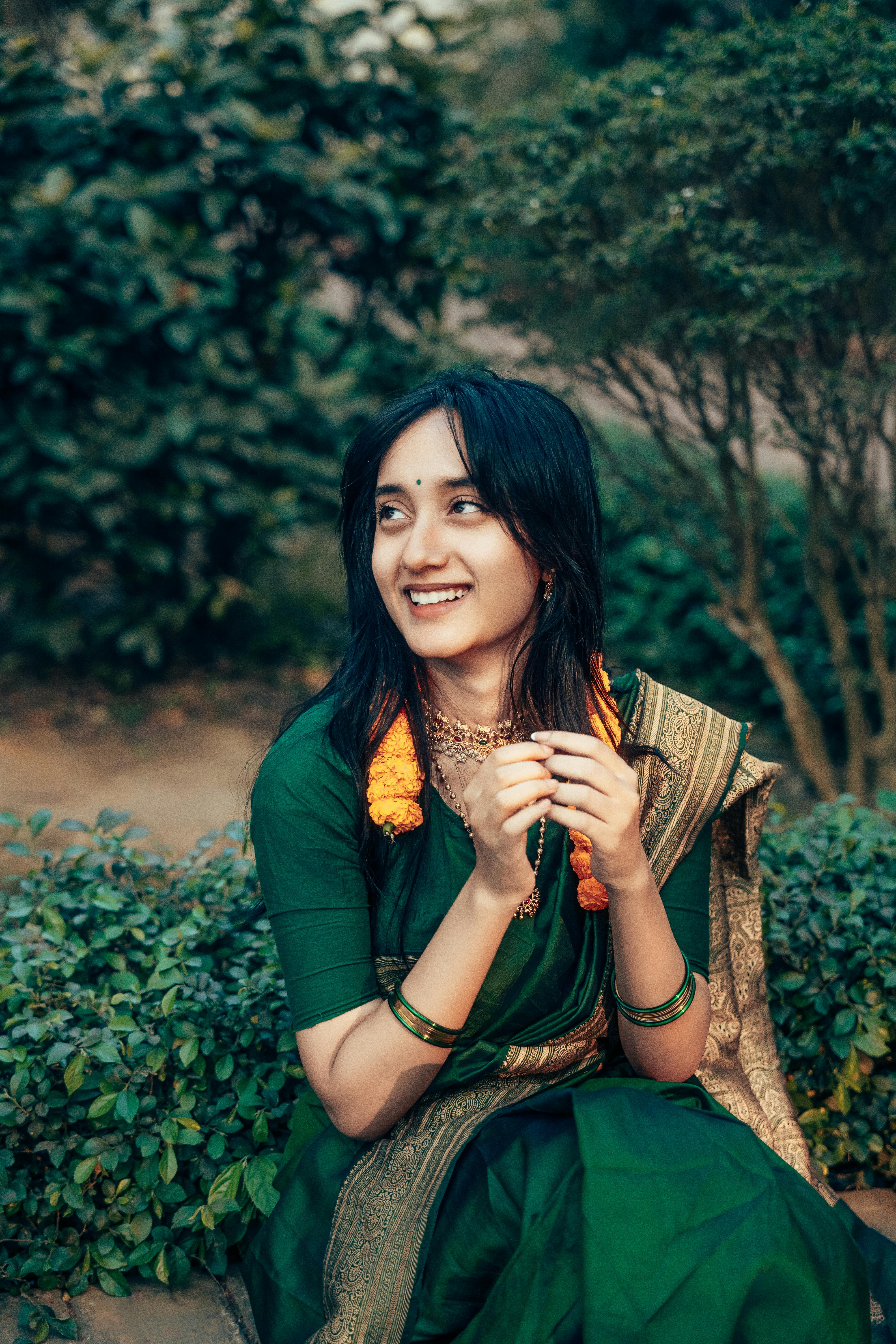 经典回顾专题海报：怀旧质感人物图