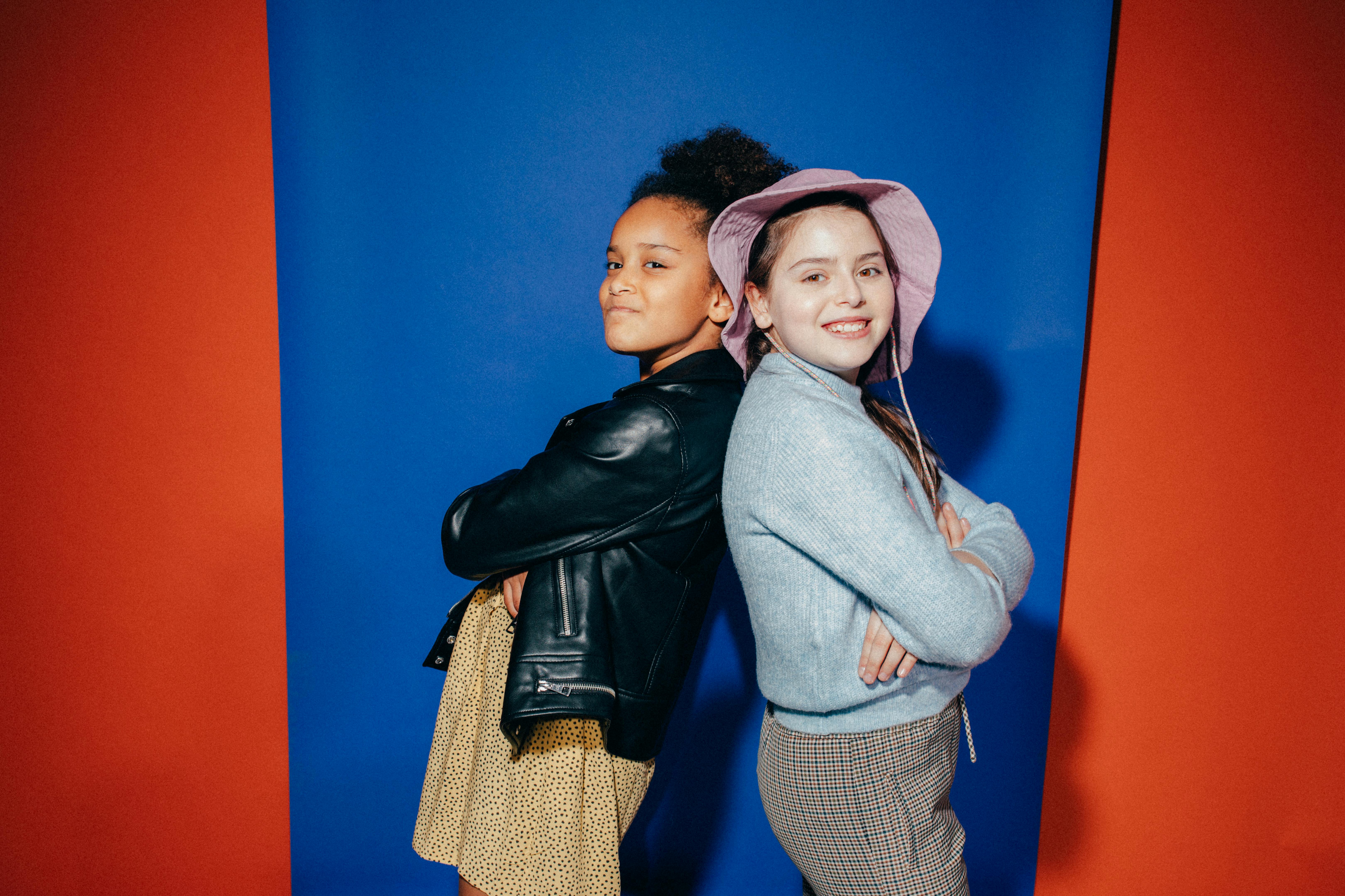 酷客影视推荐轮播海报：轻松娱乐氛围图